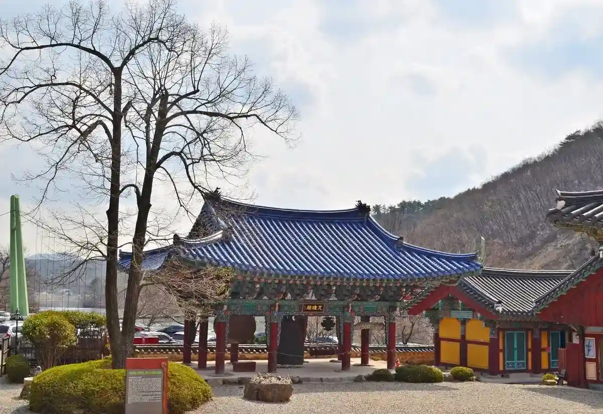 Güney Kore’de bulunan Oeosa Tapınağı’nın tarihi ve geleneksel mimarisi, doğayla iç içe huzurlu bir ortamda.