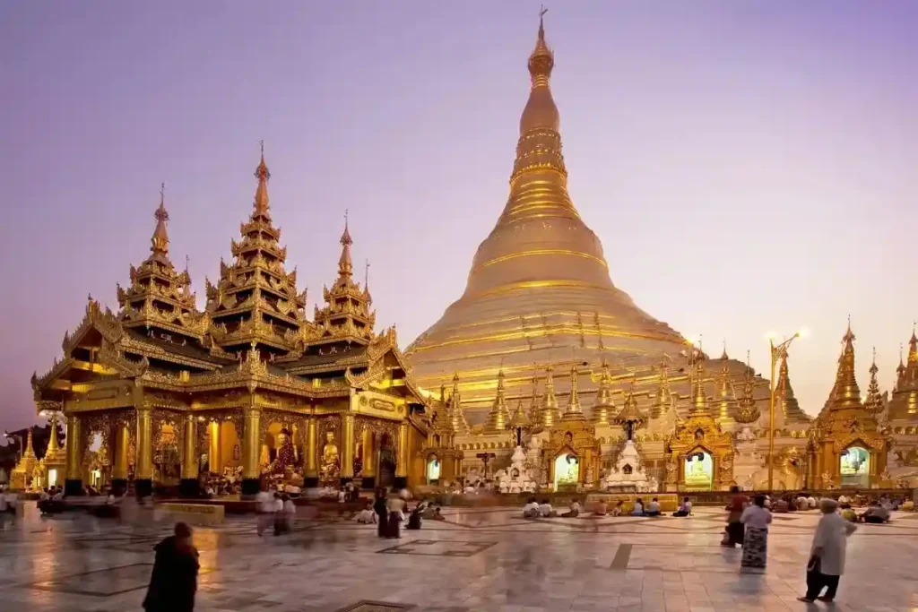 Myanmar’daki Shwedagon Pagoda, en etkileyici Budist tapınakları arasında yer alır