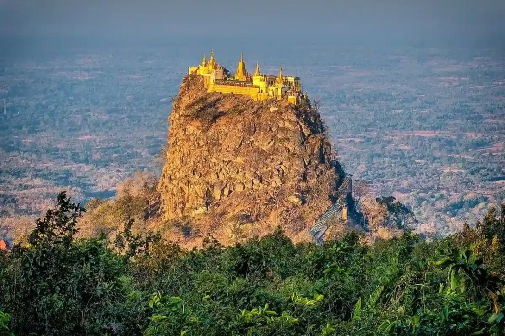 Myanmar’daki Taung Kalat, etkileyici bir Budist tapınağıdır