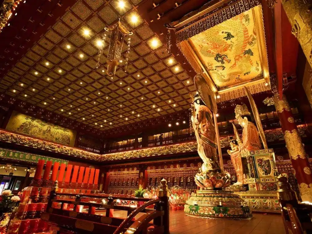 Buda kimdir sayfası için Budist tapınağı iç mekanı, meditasyon ve Budanın öğretilerinin yaşatıldığı huzurlu ortam.
