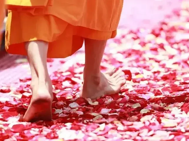 Buda ağacın altında meditasyon yapıyor; Budizm’de kendini sevmek ve şefkat kavramlarının görsel temsili.