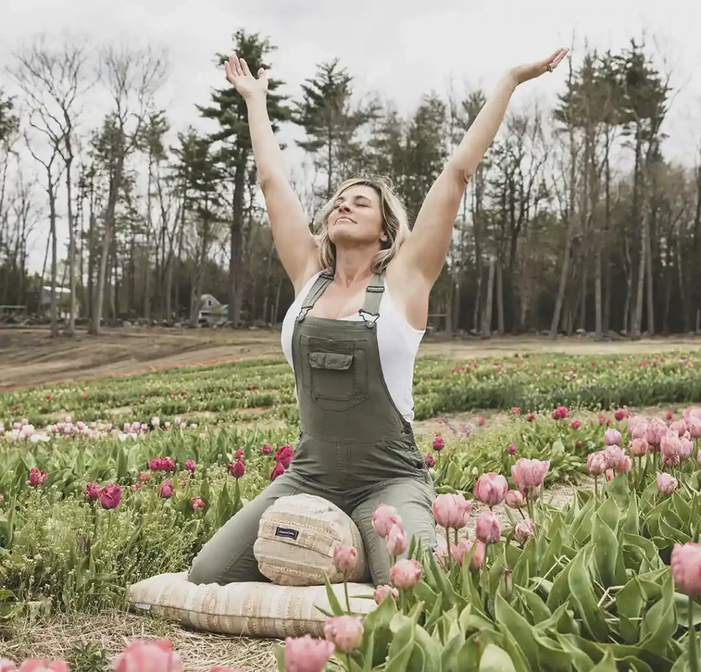 Yoga yapan mutlu kadın, içsel huzur ve aşk kuvvettir temasını yansıtıyor.