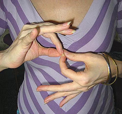 Dharmachakra mudra yapan Buda heykeli tebliğ ve öğreti sembolü