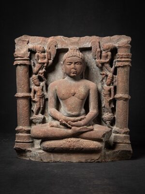 Antika kumtaşı Jina heykeli, Gupta tarzı, Dhyana mudra, 24. Tirthankara ve hizmetkarlarıyla.