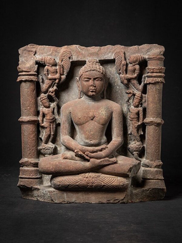 Antika kumtaşı Jina heykeli, Gupta tarzı, Dhyana mudra, 24. Tirthankara ve hizmetkarlarıyla.