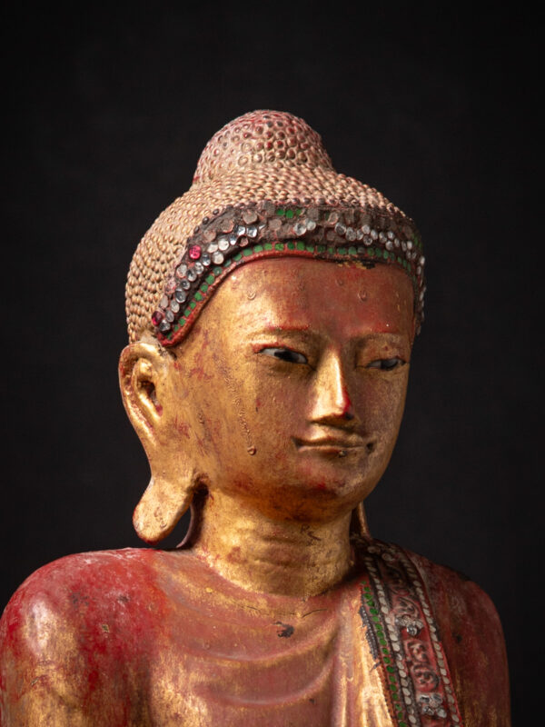 Antik ahşap Burma Mandalay Buda heykeli 24 ayar altın yaldızlı, gömme göz detaylı, 19. yüzyıl Myanmar eseri