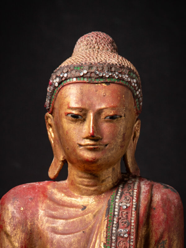 Antik ahşap Burma Mandalay Buda heykeli 24 ayar altın yaldızlı, gömme göz detaylı, 19. yüzyıl Myanmar eseri