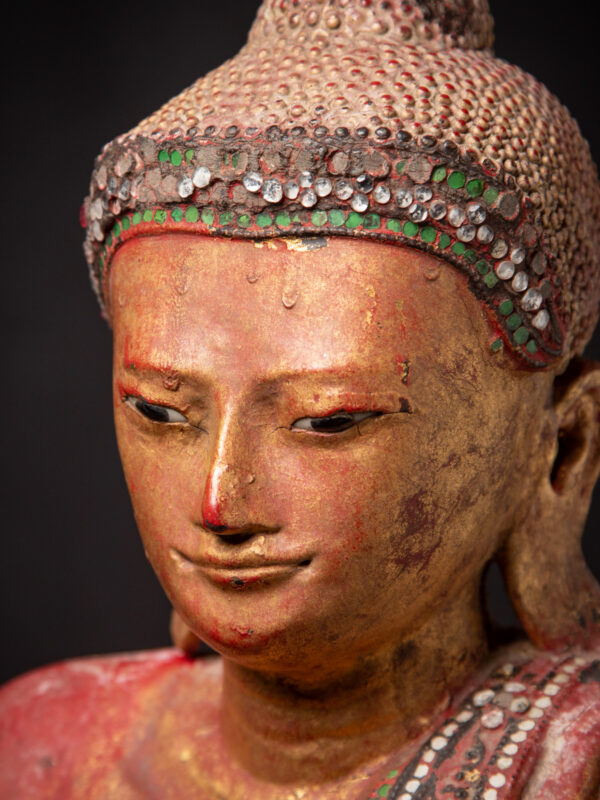 Antik ahşap Burma Mandalay Buda heykeli 24 ayar altın yaldızlı, gömme göz detaylı, 19. yüzyıl Myanmar eseri