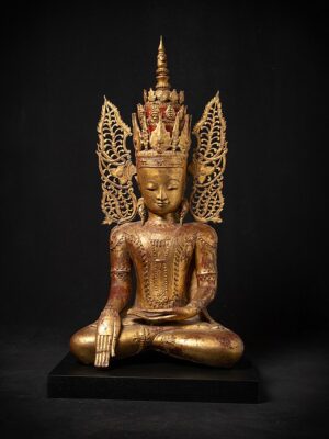 18. yüzyıldan kalma, 24 ayar altın yaldızlı, taçlı antika Burma Buda heykeli – ahşap oyma, Shan stilinde