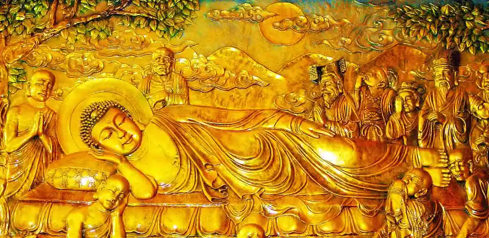 Nirvana ve aydınlanma. Uzanmış altın Buda tablosu