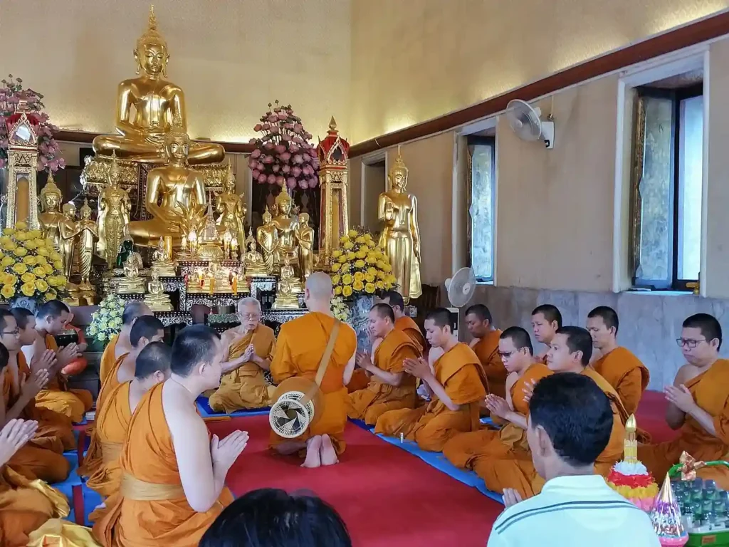 Bangkok Wat Yannawa Tapınağı’nda keşiş adanma töreni. Budizm'de Tanrı inancı var mı en çok merak edilen sorulardandır.