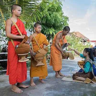 Budist keşişler sokakta bağış toplarken çekilmiş bir fotoğraf