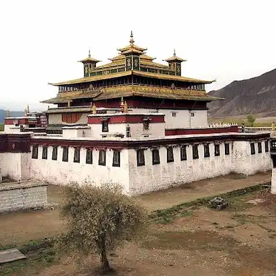Tibet’in doğal ortamında dışarıdan görülen geleneksel Tibet manastırı
