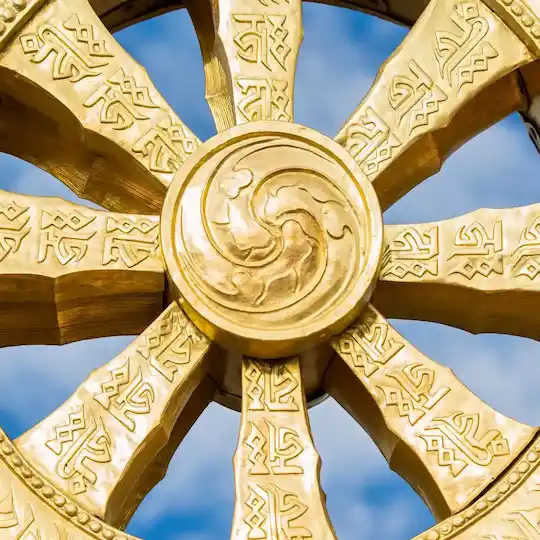 Dharma Çarkı simgesi, Budizm’in dört yüce gerçeğini temsil eden tekerlek