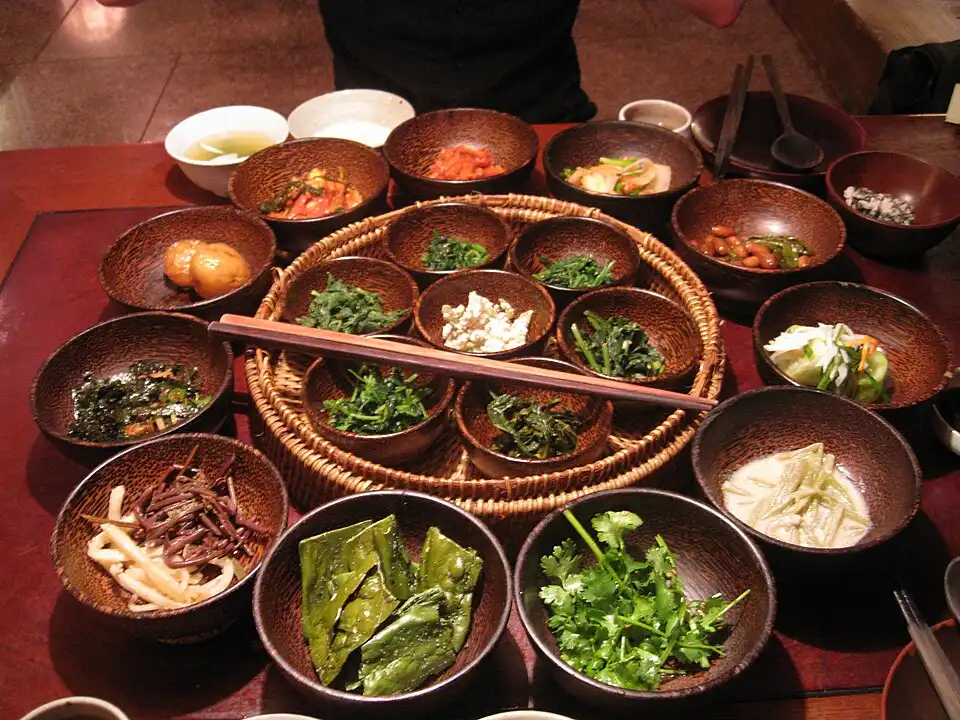 Kore Budist restoranında vejetaryen akşam yemeği sofrası
