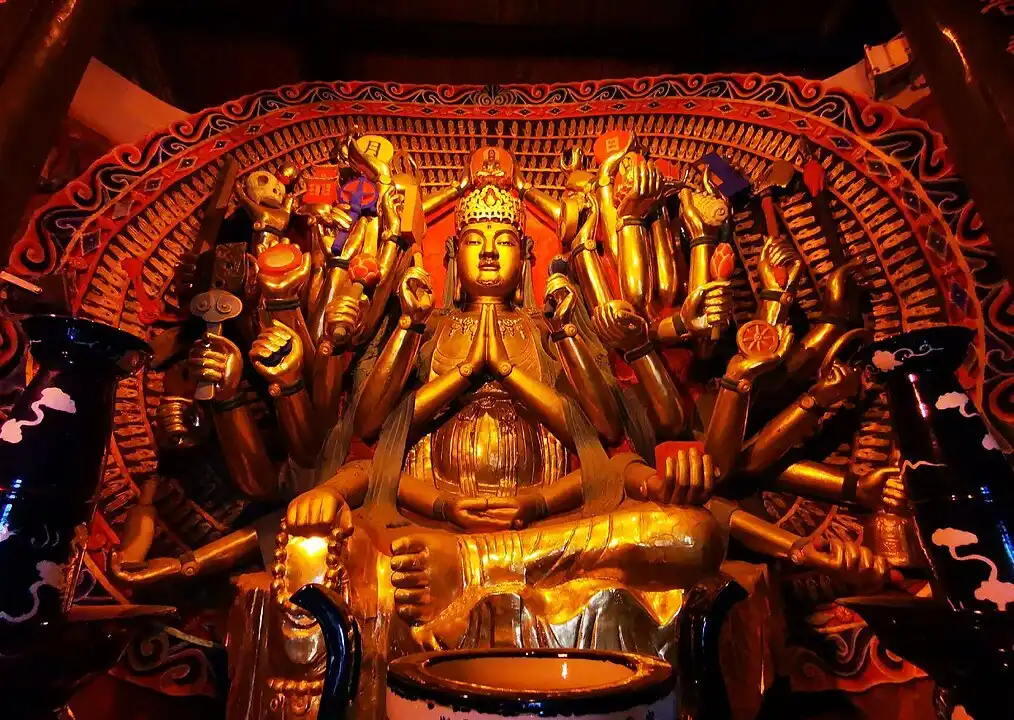 Tang Hanedanı dönemine ait Shengshui Tapınağı’nda Qianshou Guanyin taş heykeli, Neijiang, Sichuan, 896 MS