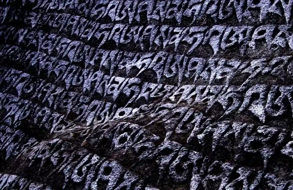 Namche Bazaar, Nepal’de bir kaya üzerinde oyulmuş Budist mantralar ve ezgiler