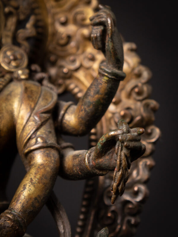 Lalitasana pozisyonunda oturan, altın yaldızlı bronz Vasudhara figürü – altı kollu, Nepal kökenli, antika