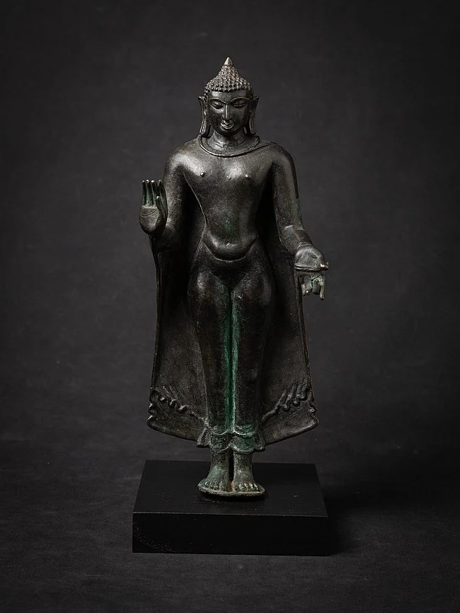 Antik Bagan bronz Buda heykeli, Abhaya mudra, 12-13. yüzyıl, 34,5 cm yüksekliğinde, 24 krt. altın detaylı