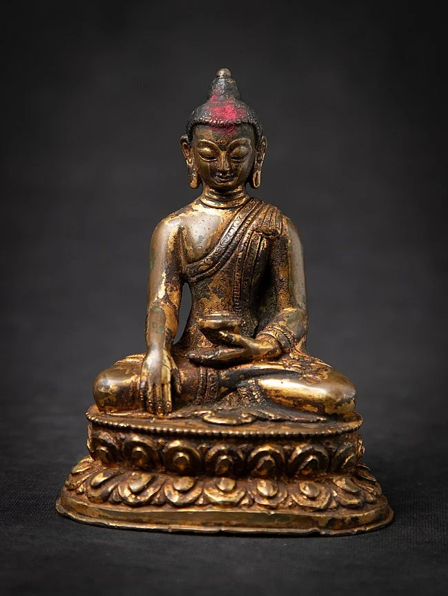 Bronz Nepal Bhumisparsha mudra heykeli, 19. yüzyıl, 12,6 cm yükseklik, 24 ayar altın kaplama