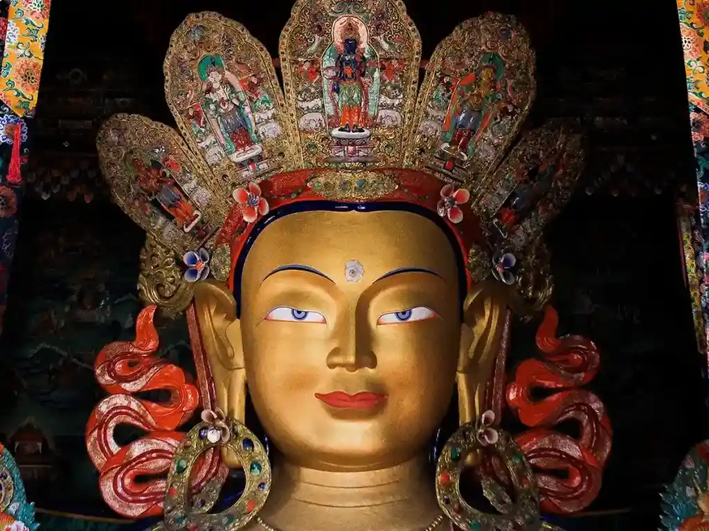 Budist Olmayanlar Budist Öğretileri Uygulayabilir mi? sorusuna ilham veren bir görsel. Detaylı Buda heykeli.