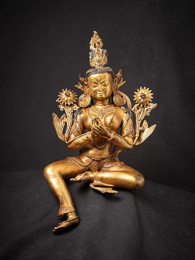 Orta 20. yüzyıl Nepal bronz Green Tara heykeli, Dharmachakra mudra, 32,8 cm yüksekliğinde, 24 krt. altın kaplama ve değerli taş süslemeli