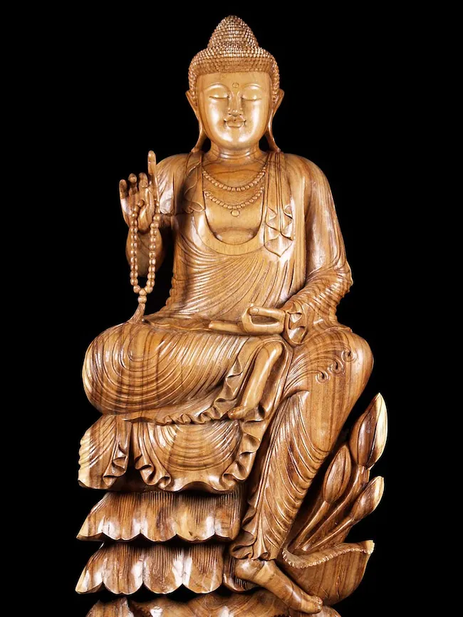Ahşap Buda heykeli, Karana mudra, detaylı oyma, meditasyon ve koruma sembolü