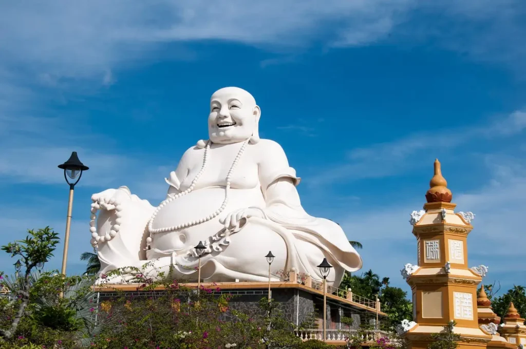 Maitreya (Gülen Buda) heykeli, Vinh Trang Pagoda’da pozitif enerji ve mutluluk simgesi