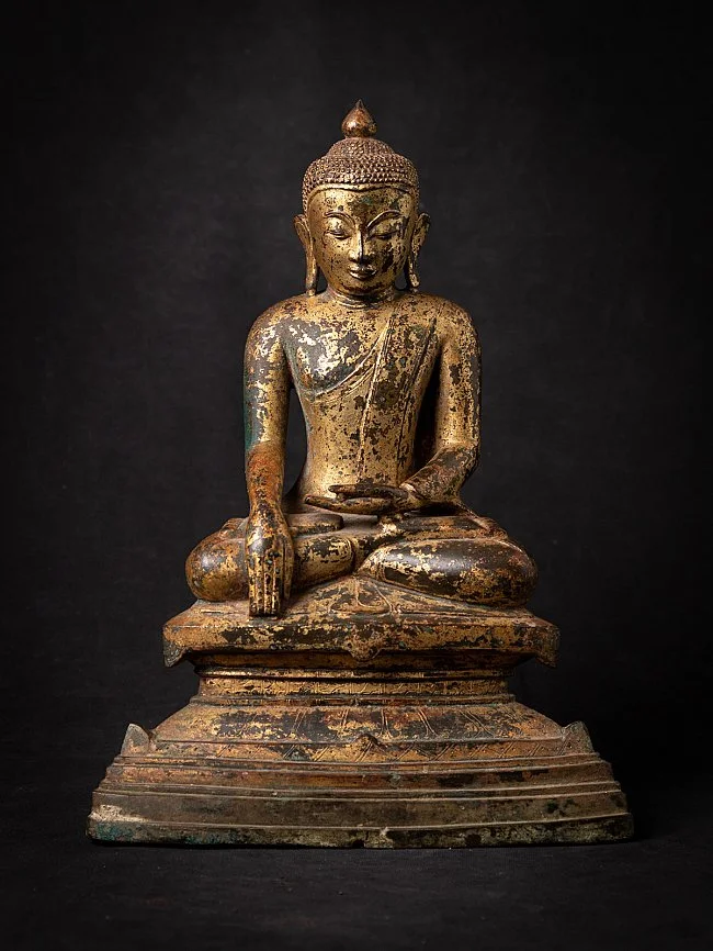 Ava Buda heykelleri, ahşap, 16. yüzyıl, Bhumisparsha mudra, orijinal 24 ayar yaldız kalıntılarıyla, Burma menşeli