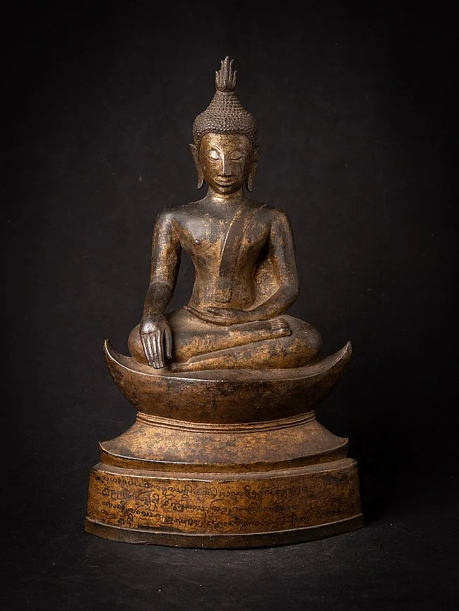 Ayutthaya buda heykelleri, 15-16. yüzyıl bronz Buda heykeli, Bhumisparsha mudra ile, 45,4 cm yüksekliğinde, 27,3 cm genişliğinde ve 16,8 cm derinliğinde, orijinal 24 ayar altın varak izleri ile Tayland kökenli.