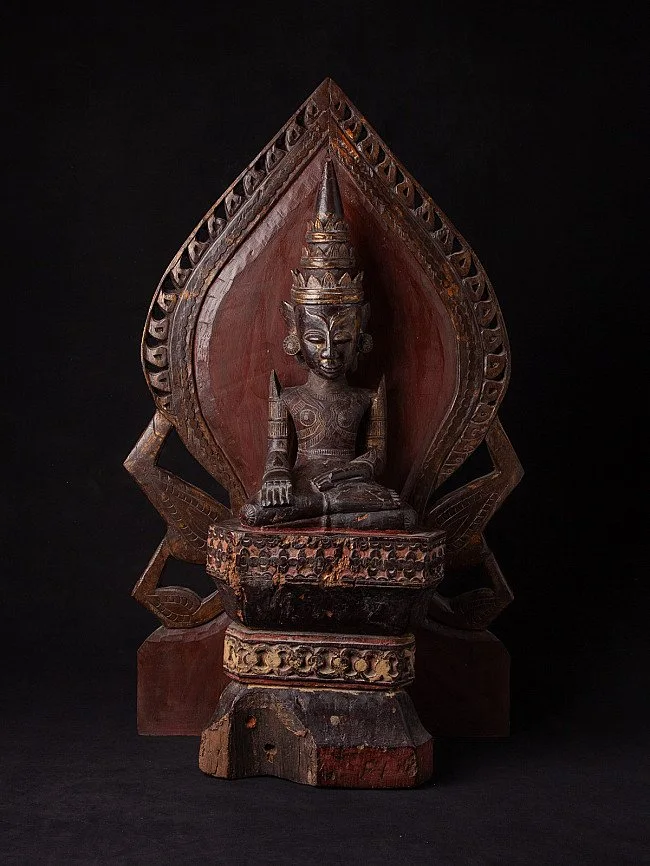 Mon buda heykelleri örneği, 19. yüzyıl erken dönemi, ahşap malzeme, Bhumisparsha mudra ve 24 ayar altın kaplama izleri ile Burma kökenli.