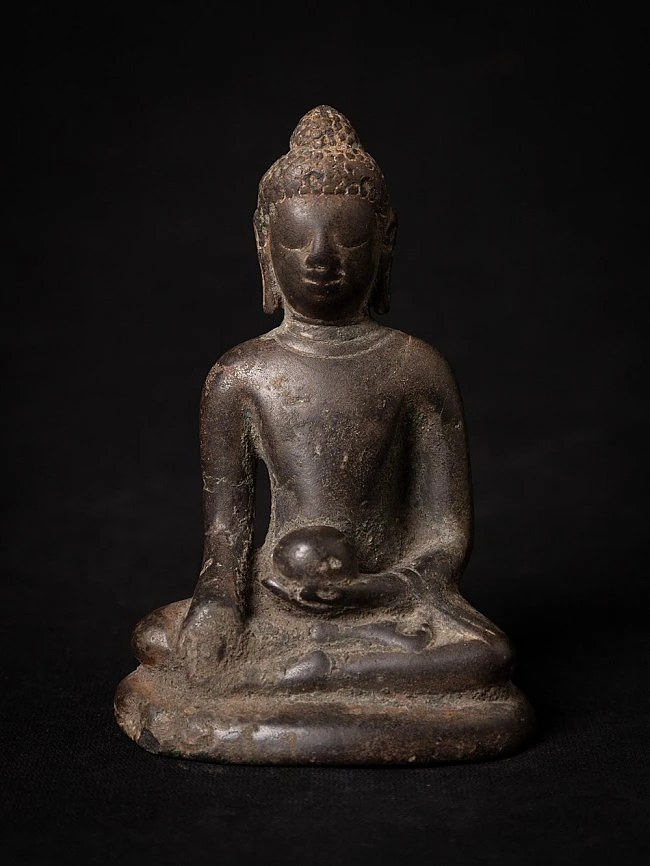 Pyu Buda heykeli bronzdan yapılmış, Myanmar’ın Pyu Dönemi Budist sanatını temsil eden detaylı bir heykel