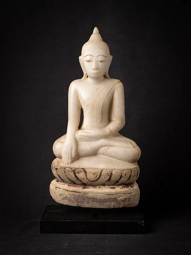 Shan buda heykelleri – Shan (Tai Yai) tarzı mermer Buda heykeli, Bhumisparsha mudra, 18. yüzyıl başları