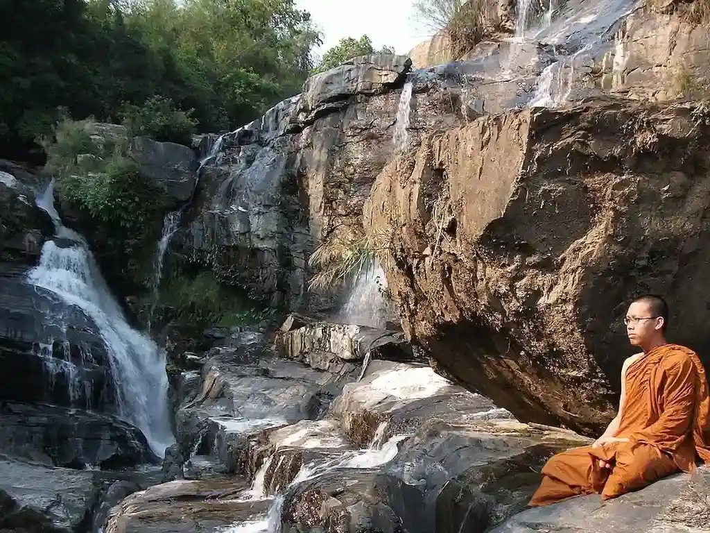 ere kenarında meditasyon yapan Budist rahip, Budizm’de doğru anlayış konusunu derinlemesine deneyimliyor.