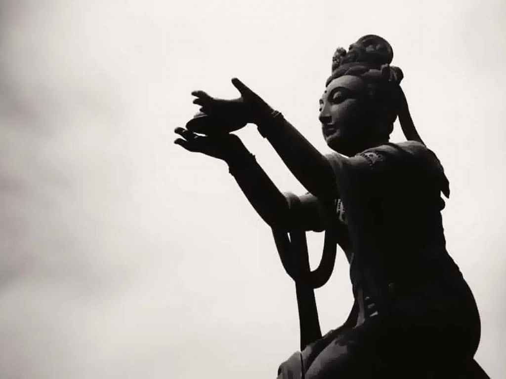 Budizm'de şükran pratiğini simgeleyen, ellerini yukarı doğru uzatmış Buda heykeli