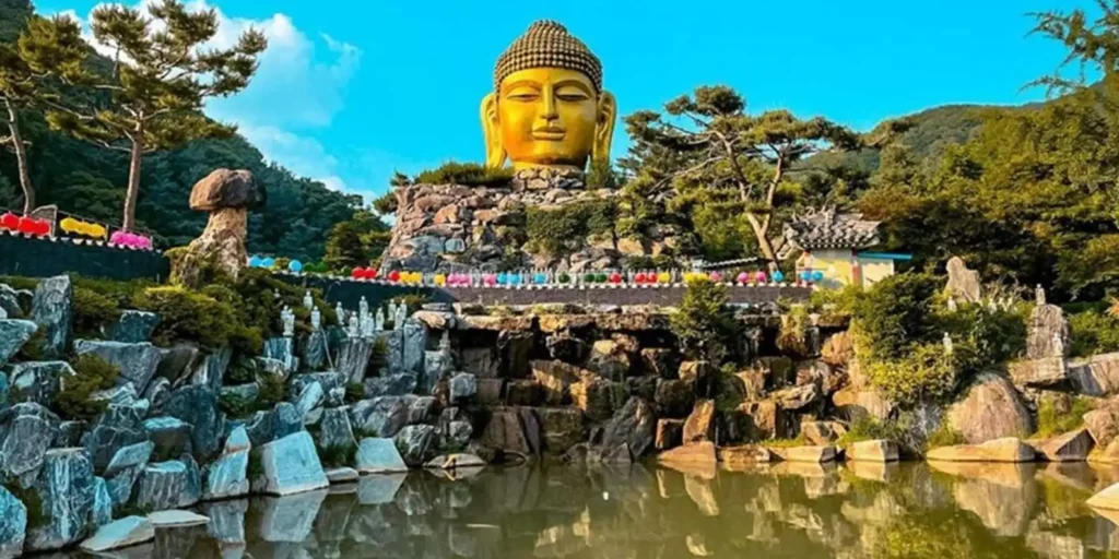 Seul, Suwon Hwaseong’da bulunan büyük taş Buda başı heykeli