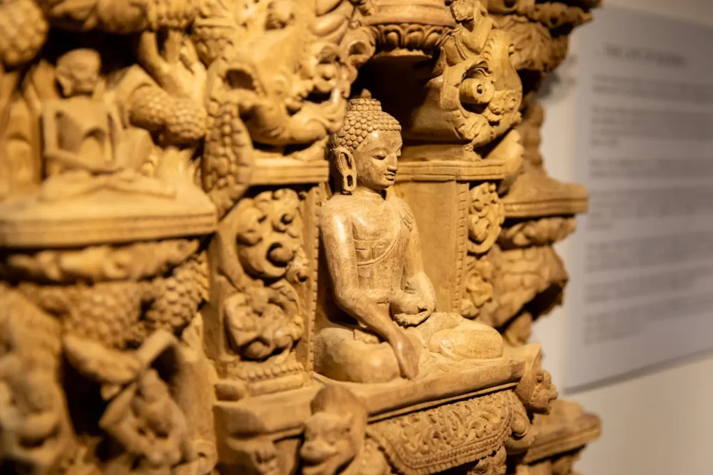 Hindistan’da oyulmuş geleneksel taş Buda heykeli – Buda heykellerinin yapıldığı ülkelerden önemli bir örnek