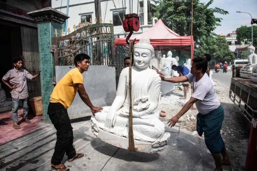 Nakliye edilen büyük Sagyin mermerinden yapılmış Mermer Buda heykeli.