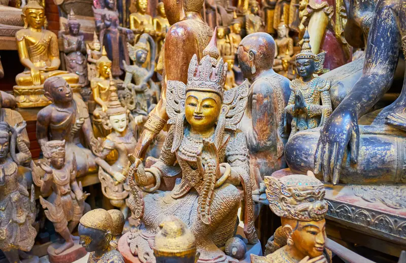 Burma’da yapılmış çok sayıda geleneksel Buda heykeli – Buda heykellerinin yapıldığı ülkelerden Myanmar