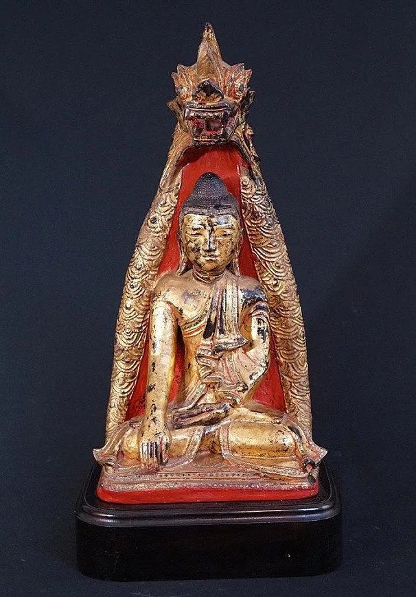 Antika Shan tarzı Naga Buda Heykeli – 18. yüzyıl, Burma, 24 ayar altın varaklı, Bhumisparsha mudra