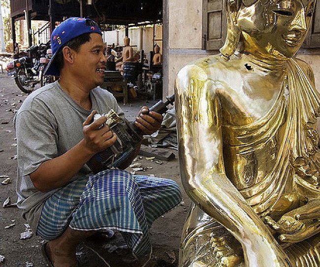 Lost wax (kayıp mum) tekniğiyle bronz Buda heykeli yapan Nepalli bir zanaatkâr.