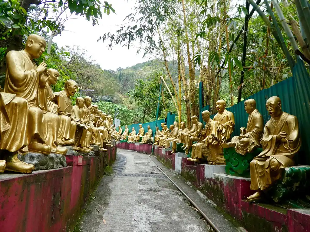 Hong Kong’daki On Bin Buda Manastırı’nda yer alan Budist Rahip Heykelleri ve Buda heykelleri