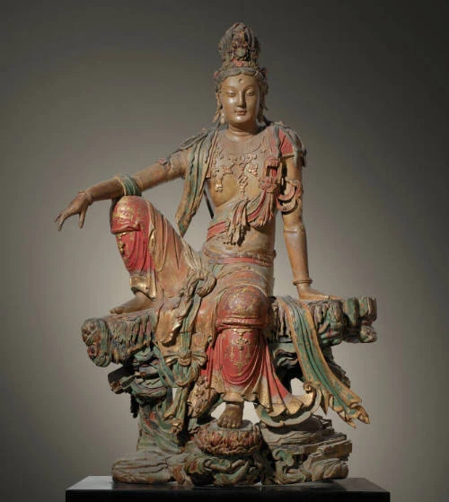 Guanyin of the Southern Sea Liao veya Jin Hanedanı dönemine ait, çok katmanlı boyalı ahşaptan yapılmış büyük Guan Yin heykeli, Budist şefkat ve merhamet simgesi.