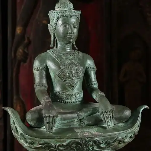 Tayland stili Buda heykeli – zarif detayları ve altın işlemeleriyle Budist sanat örneği