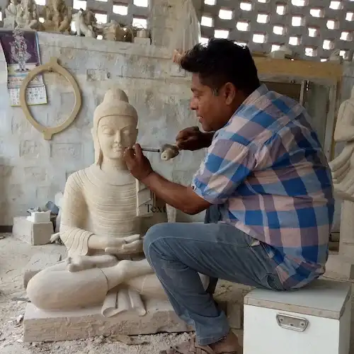 Ahşap Buda heykeli oyan usta – el işçiliğiyle geleneksel Budist sanat