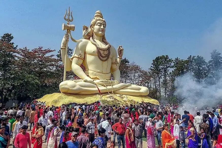 Büyük Shiva heykeli önünde Maha Shivaratri kutlaması yapan insanlar