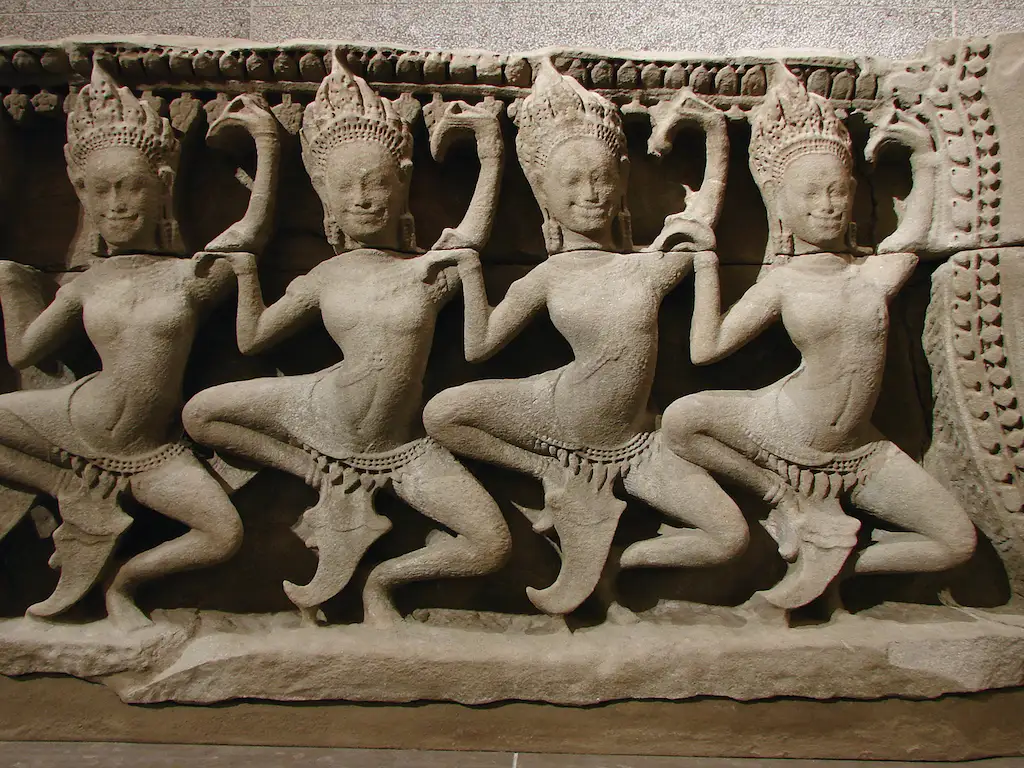 Kamboçya’daki Angkor’daki 12. yüzyıla ait Bayon Tapınağı’ndan alınmış apsara dansı kabartması. Zarif figürler taş üzerine oyulmuş, geleneksel dans pozlarında betimlenmiş.