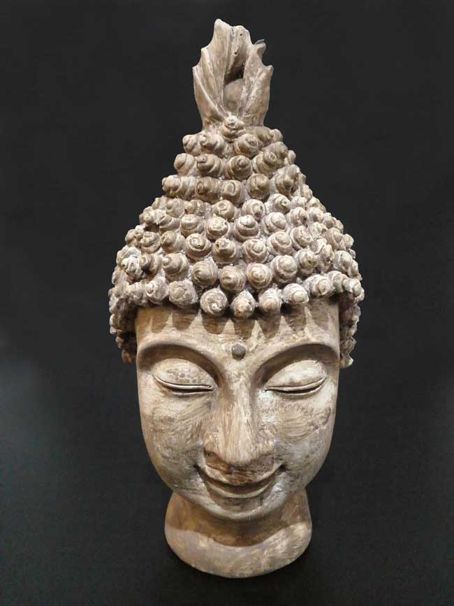 Kahverengi renkli taş tozu Buda başı heykeli – önden görünüm. Vitrin fotoğrafı