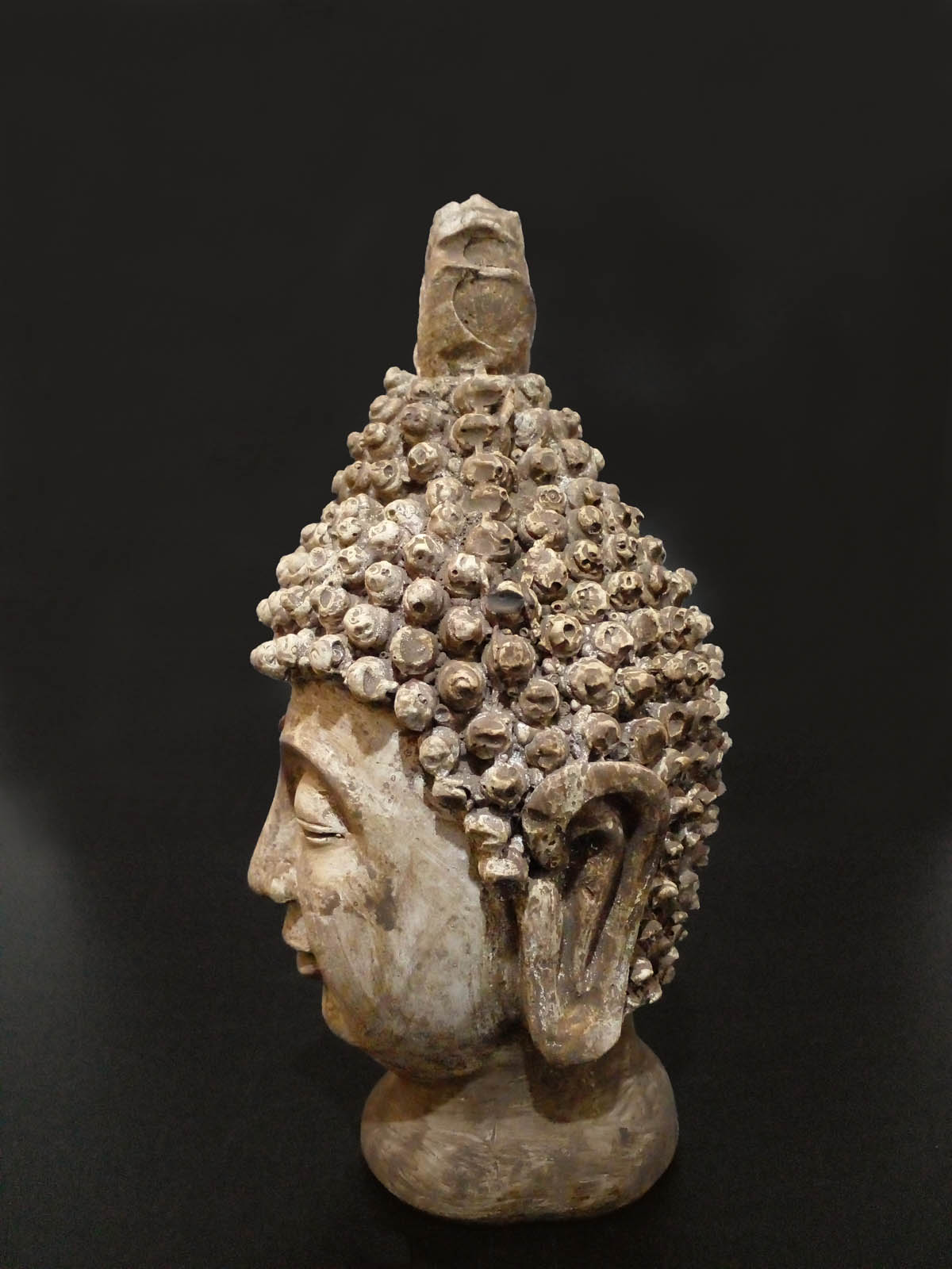 Kahverengi Buda Başı Heykeli - Soldan görünüm