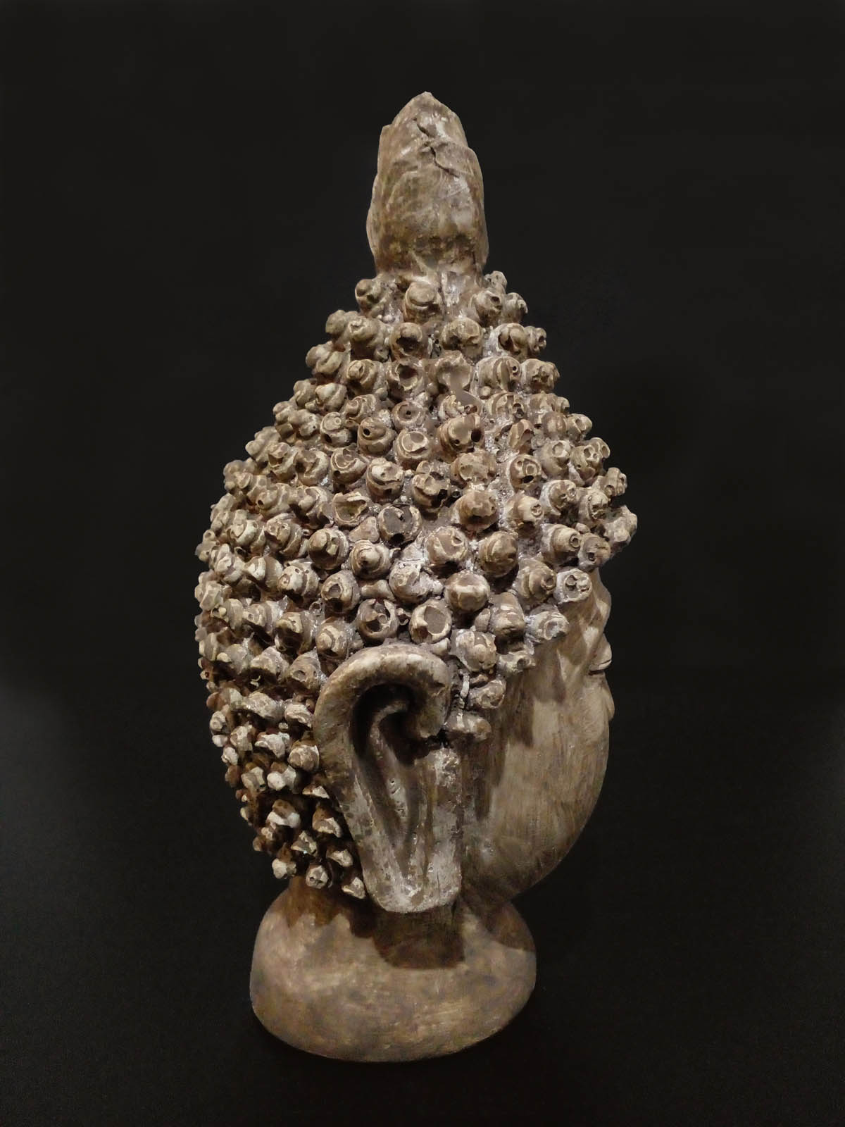 Kahverengi Buda Başı Heykeli - Sağ taraftan görünüm